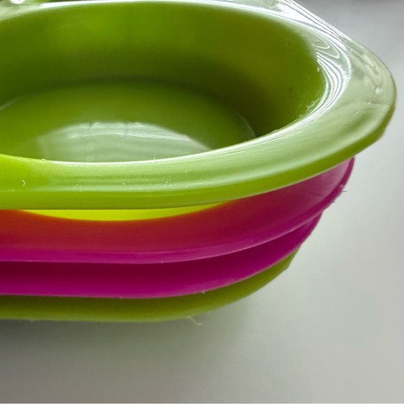 4 Divided Plates - 2 Green and 2 Pink - Picture 5 of 7